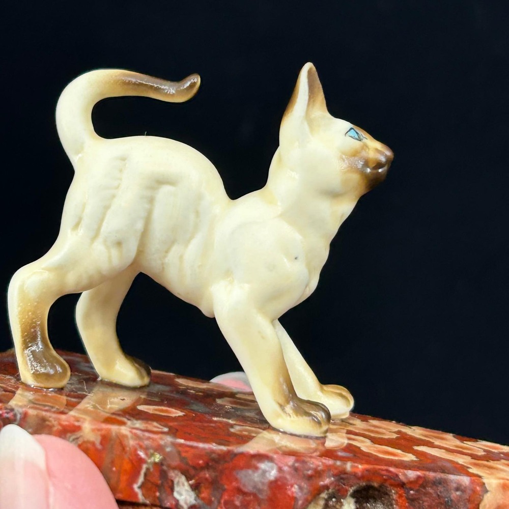 Vintage Siamese Cat Mini Figurine on Red Stone Slab Mid Century Home Decor - Picture 11 of 14